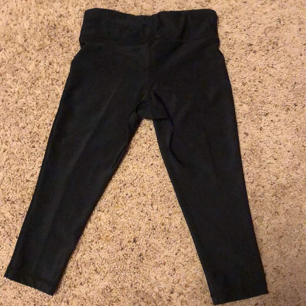 ⭐️SOLD⭐️Under Armour Capris - Picture 2 of 3